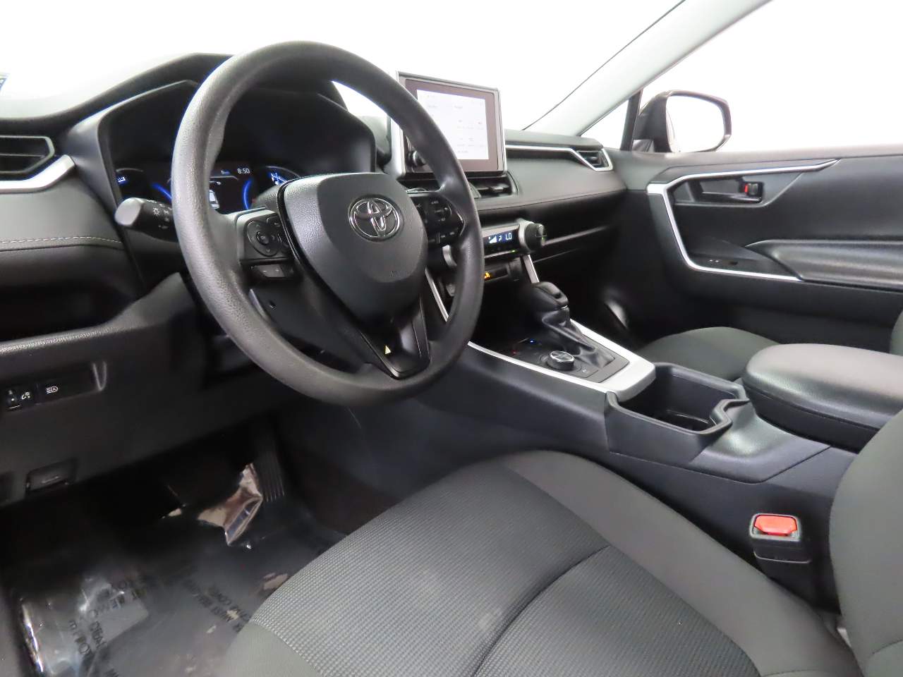 2025 Toyota RAV4 LE - Photo 13