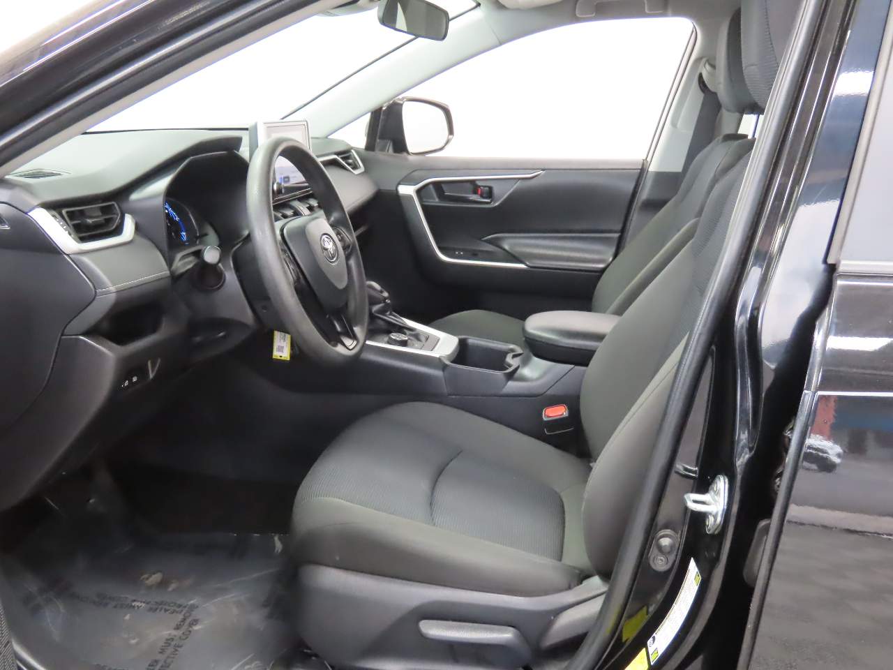 2025 Toyota RAV4 LE - Photo 14