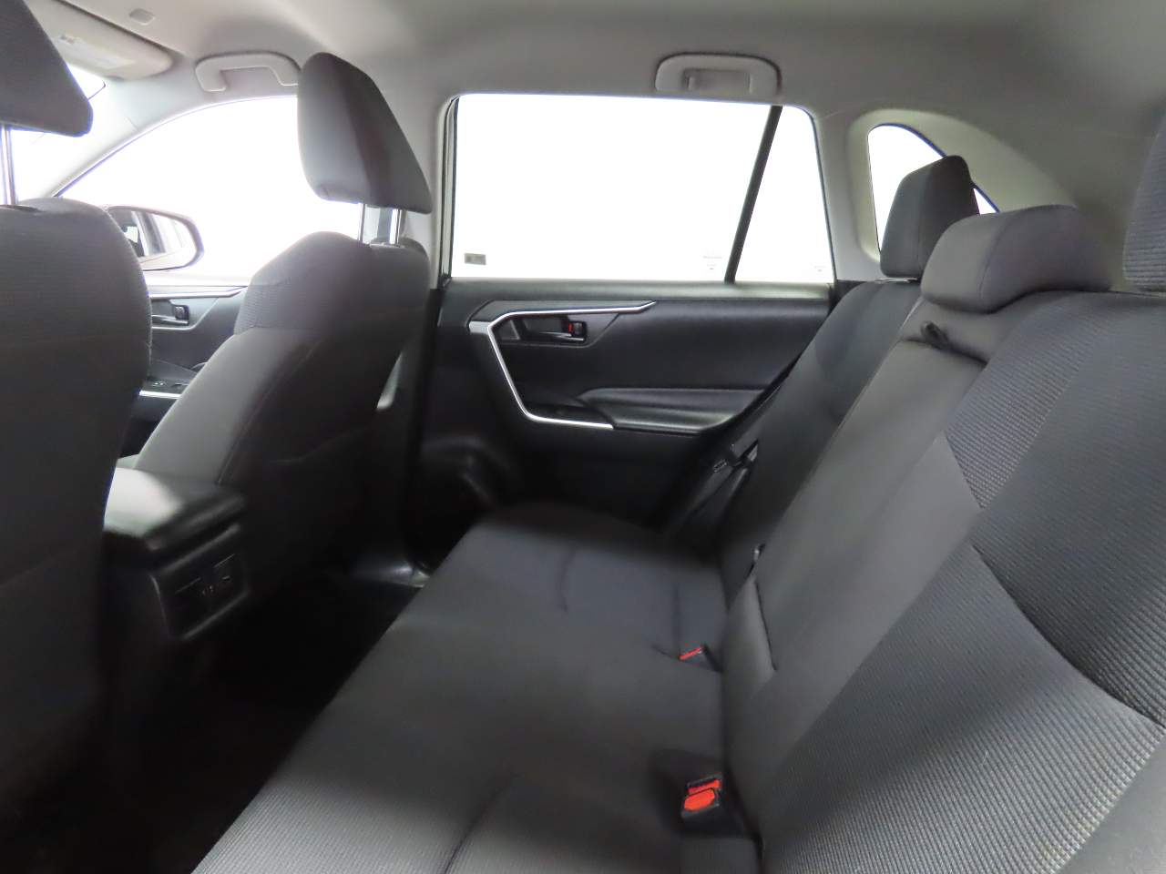 2025 Toyota RAV4 LE - Photo 15