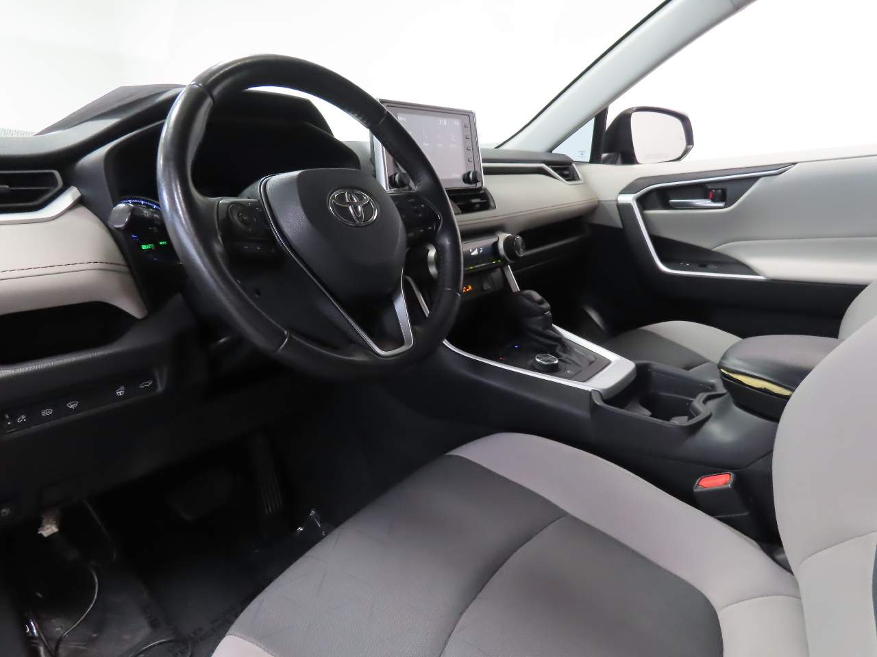 2021 Toyota RAV4 XLE - Photo 13