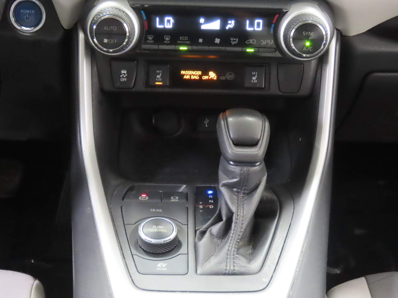 2021 Toyota RAV4 XLE - Photo 9