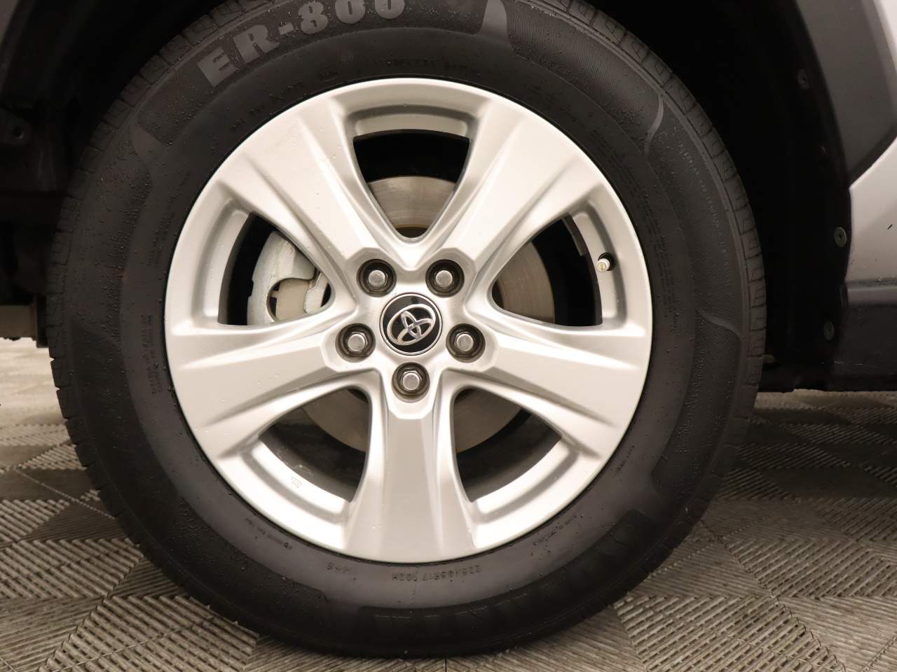 2021 Toyota RAV4 XLE - Photo 6