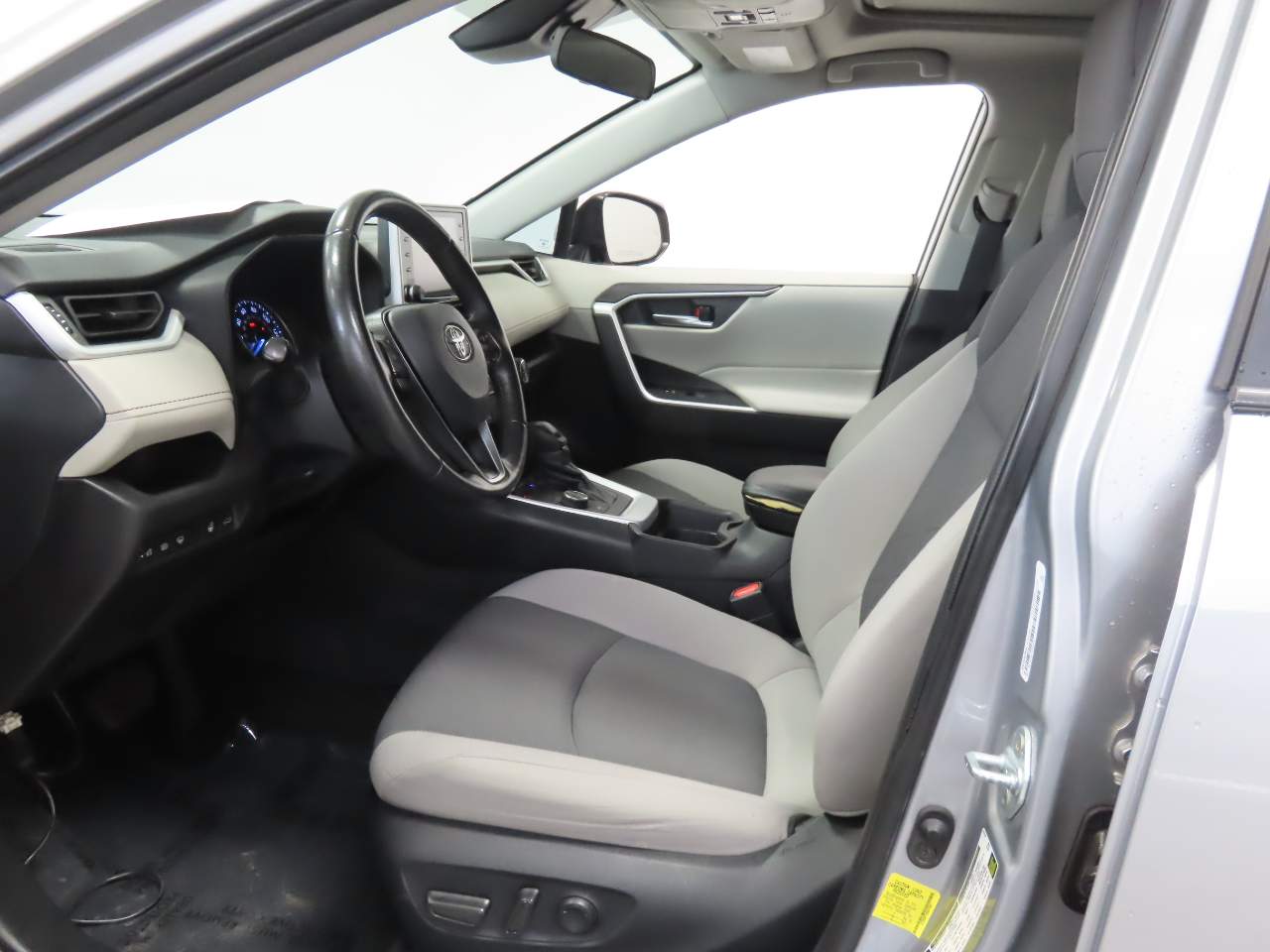 2021 Toyota RAV4 XLE - Photo 14