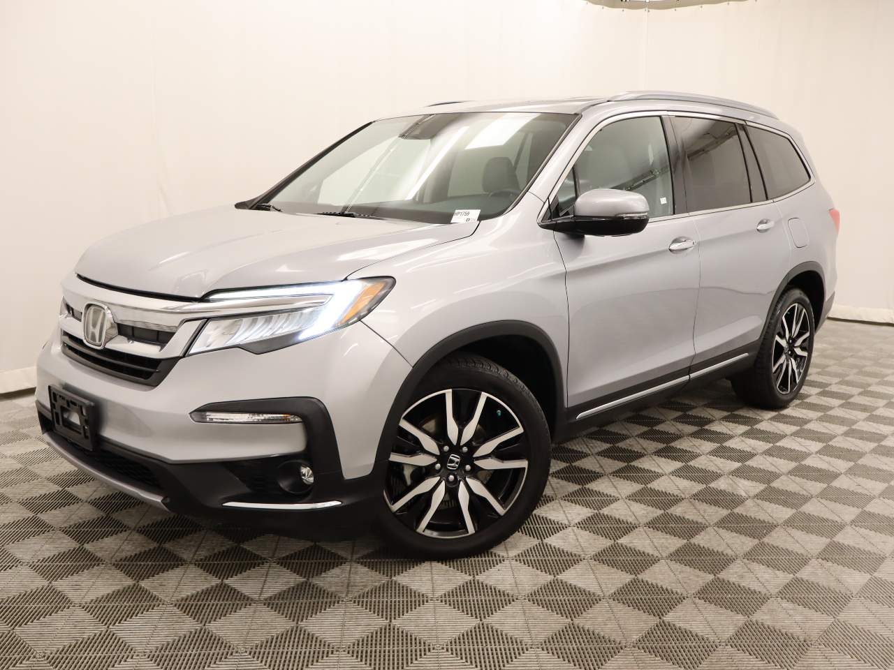 2019 Honda Pilot Touring w/Rear Captain's Chairs