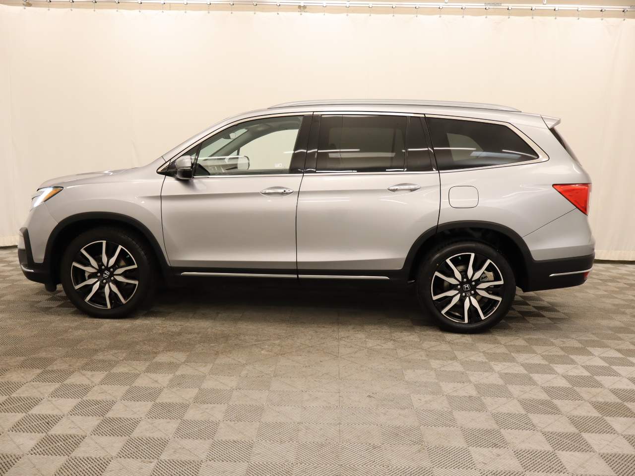 2019 Honda Pilot Touring w/Rear Captain's Chairs