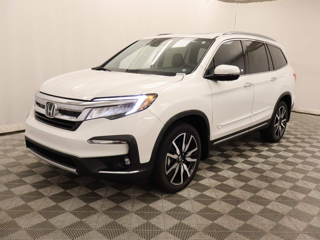 2022 Honda Pilot Touring w/Rear Captain's Chairs