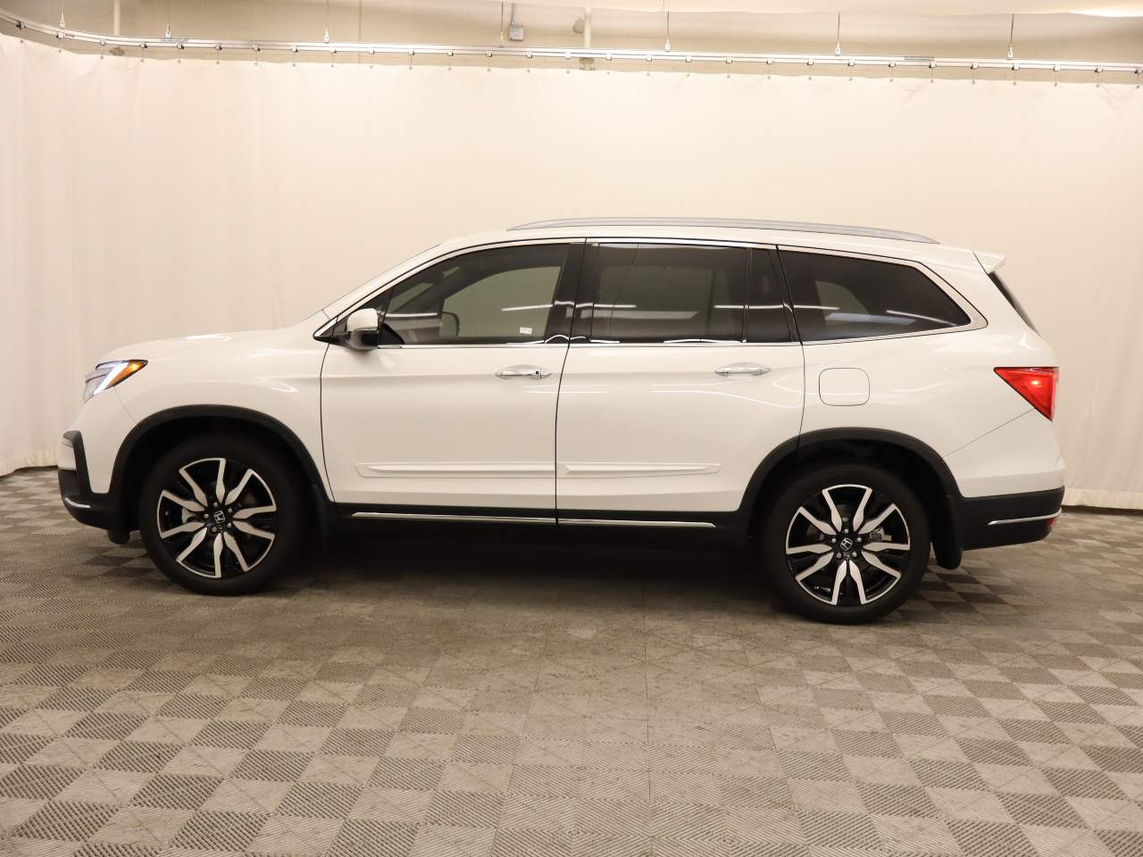 2022 Honda Pilot Touring w/Rear Captain's Chairs