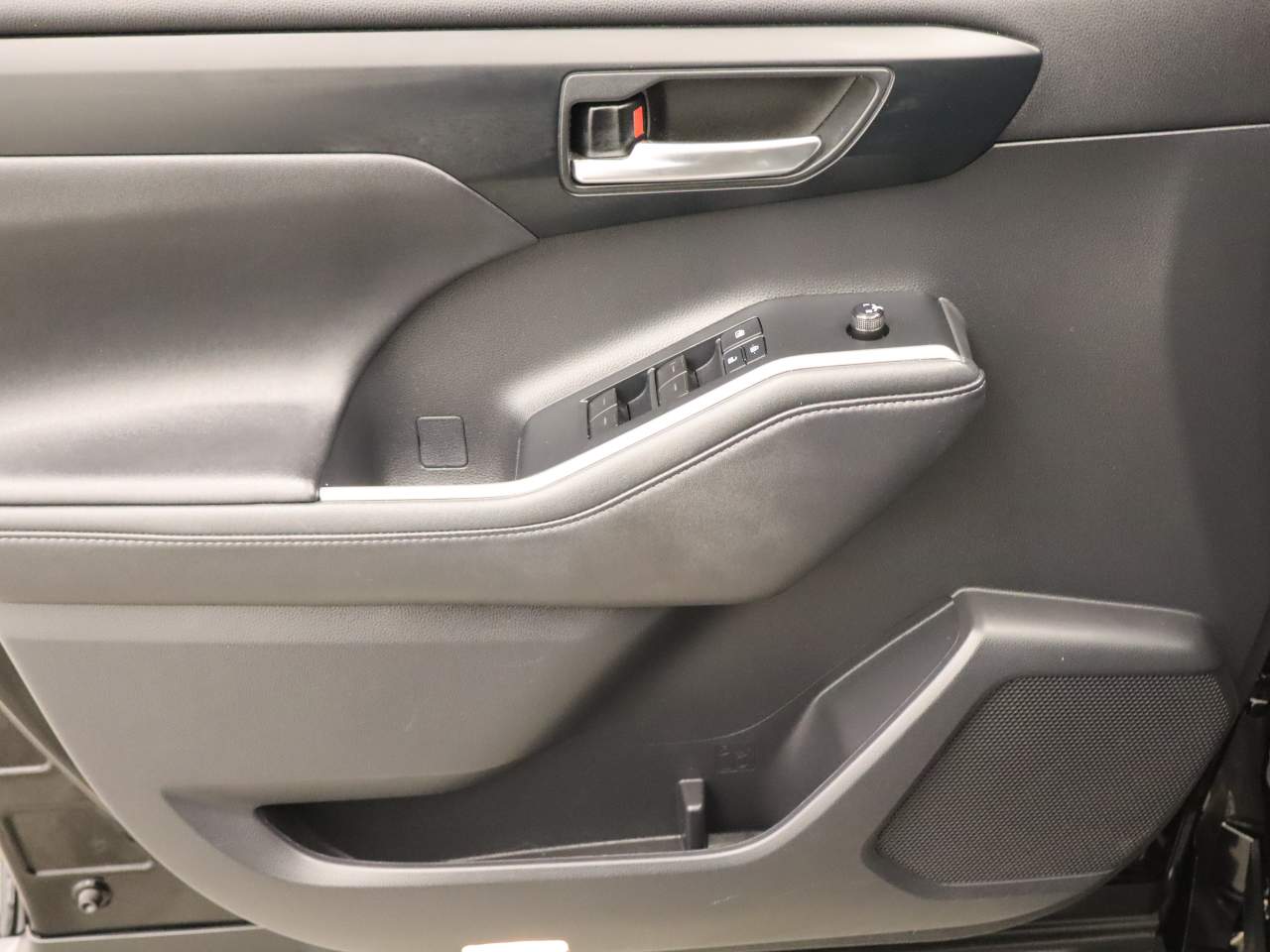 2021 Toyota Highlander XLE - Photo 18