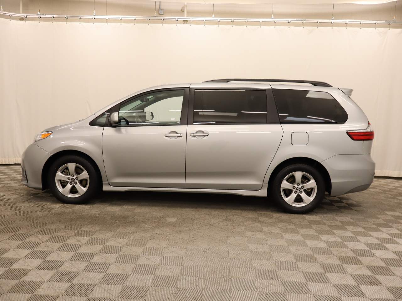 2020 Toyota Sienna LE 7-Passenger Auto Access Seat