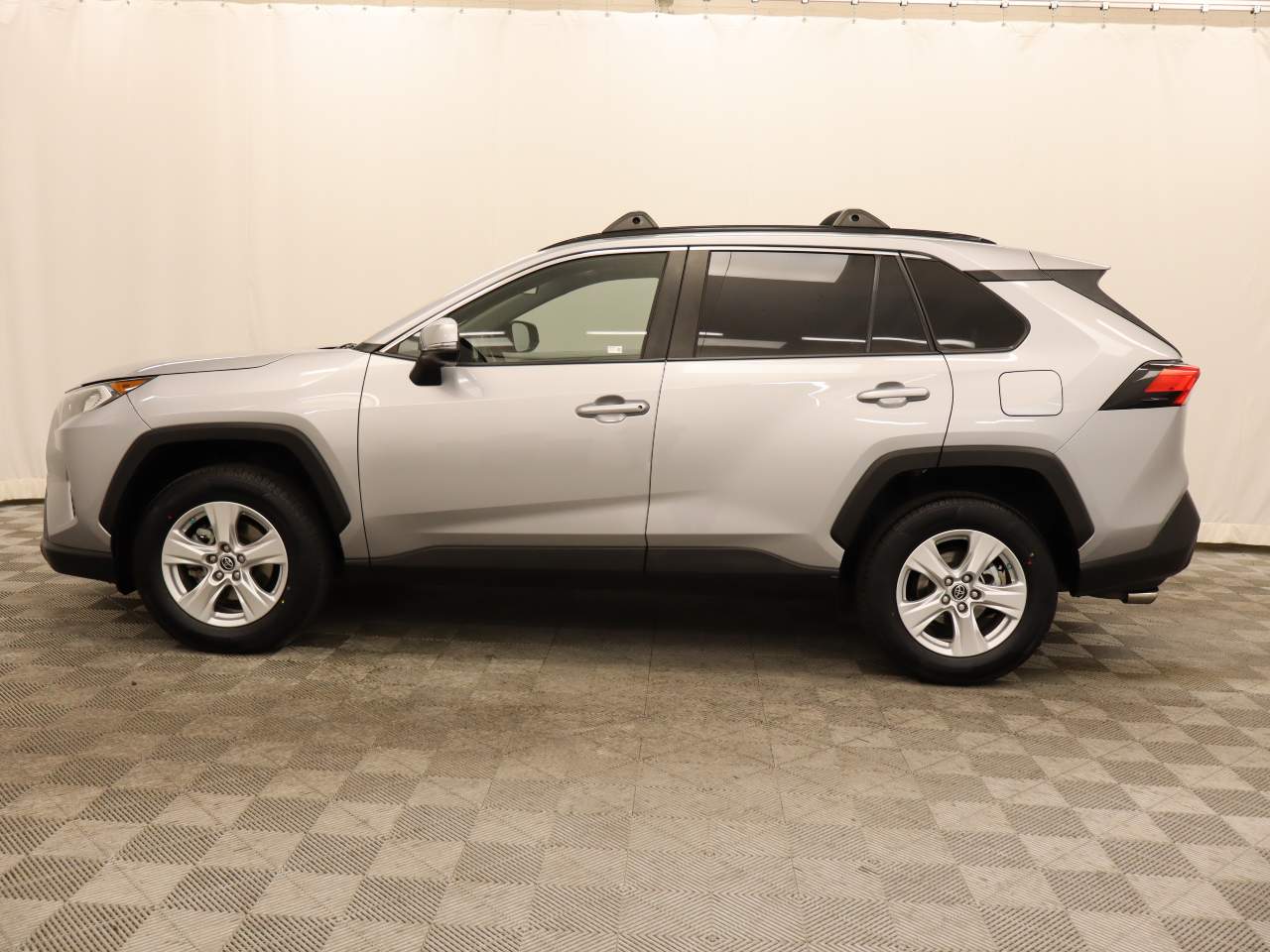 Used 2019 Toyota RAV4 XLE with VIN JTMW1RFV7KD507522 for sale in Scottsdale, AZ