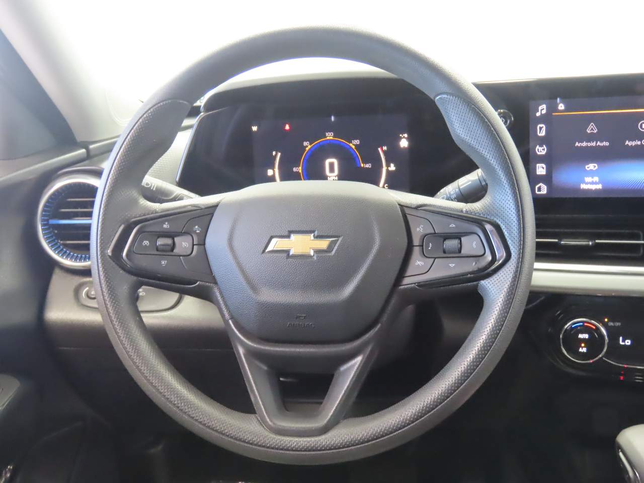 2025 Chevrolet Trax LT - Photo 9