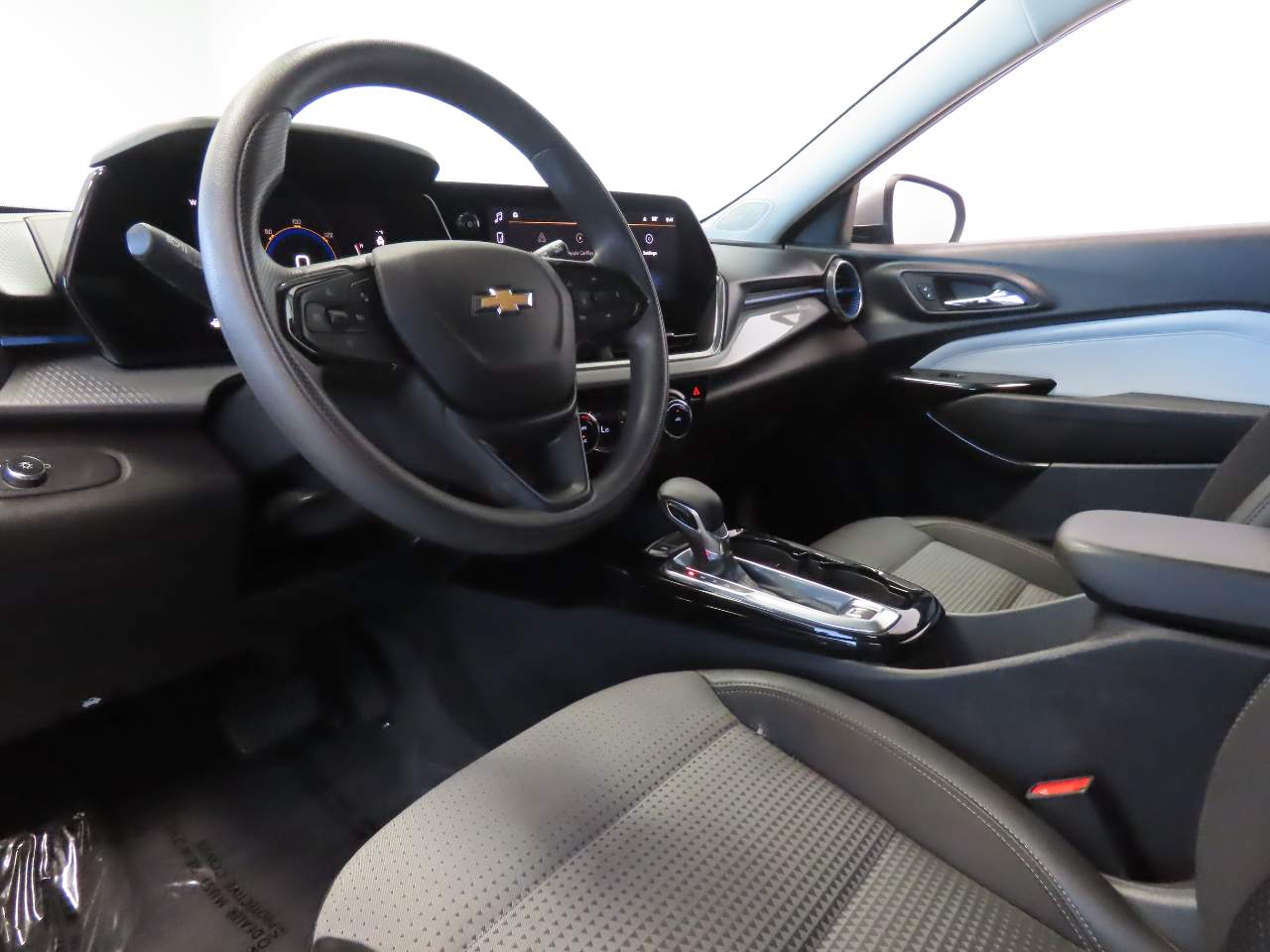 2025 Chevrolet Trax LT - Photo 8