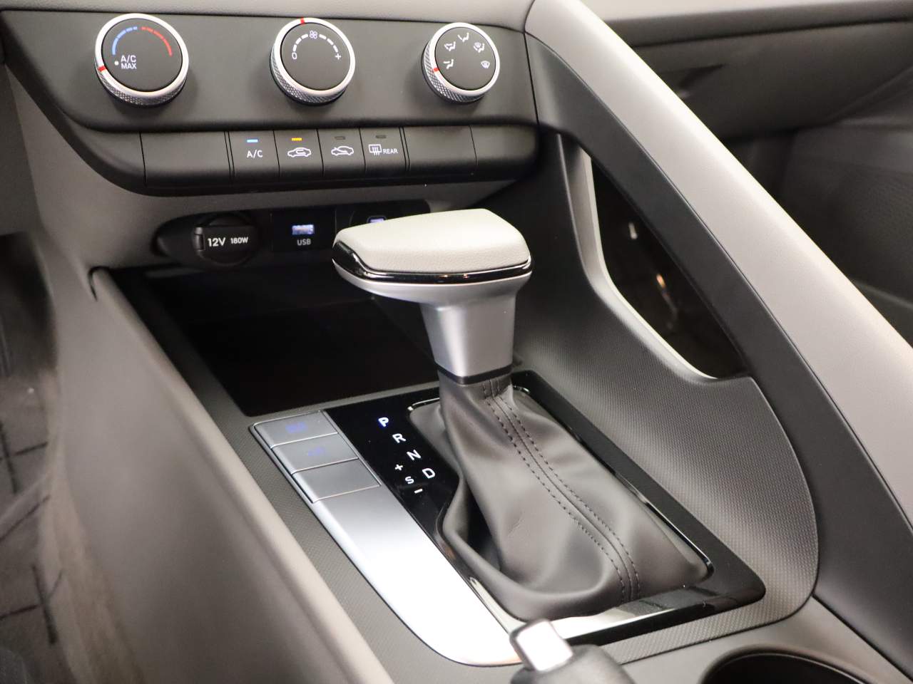 2026 Hyundai Elantra SE - Photo 10