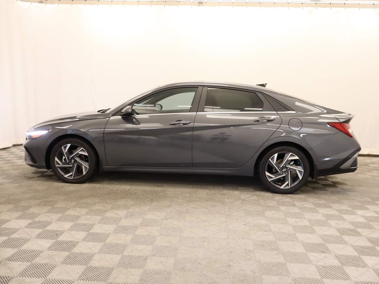 2025 Hyundai Elantra Hybrid Limited photo 2