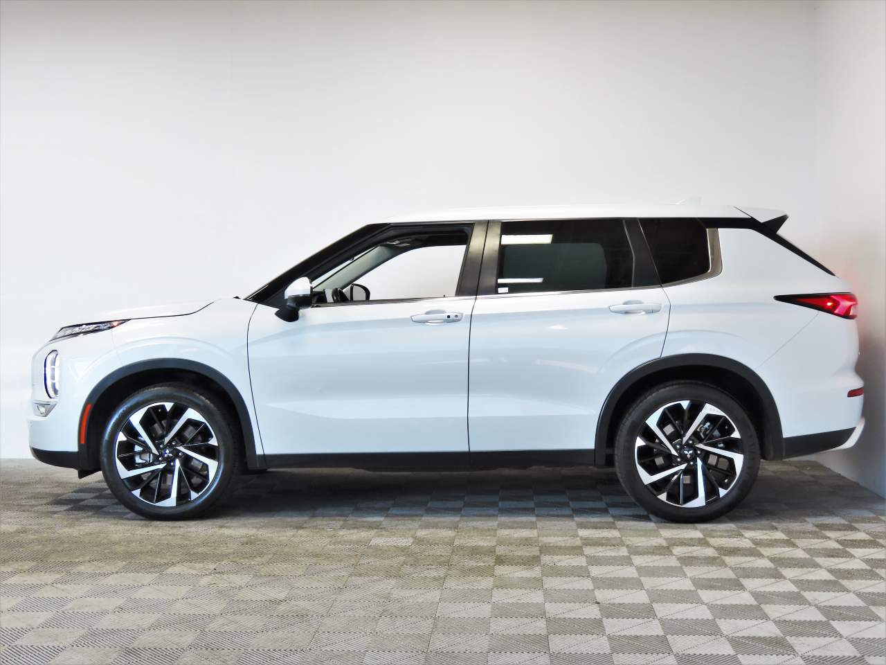 2023 Mitsubishi Outlander SE