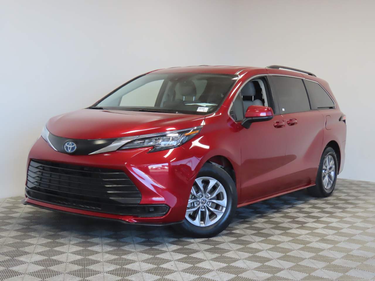 2022 Toyota Sienna LE 8-Passenger