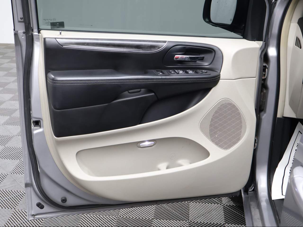 2013 Chrysler Town & Country Touring - Photo 7