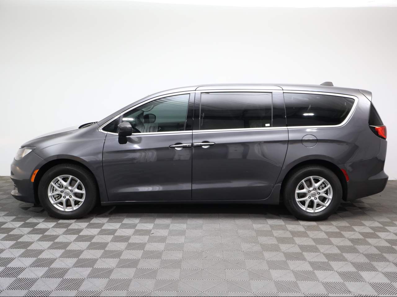 2022 Chrysler Voyager LX