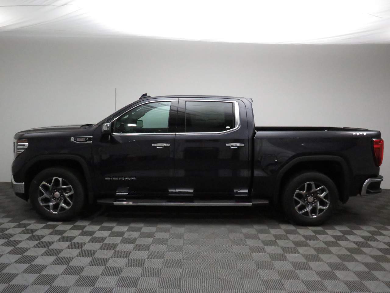 2025 GMC Sierra 1500 Crew Cab SLT 4WD
