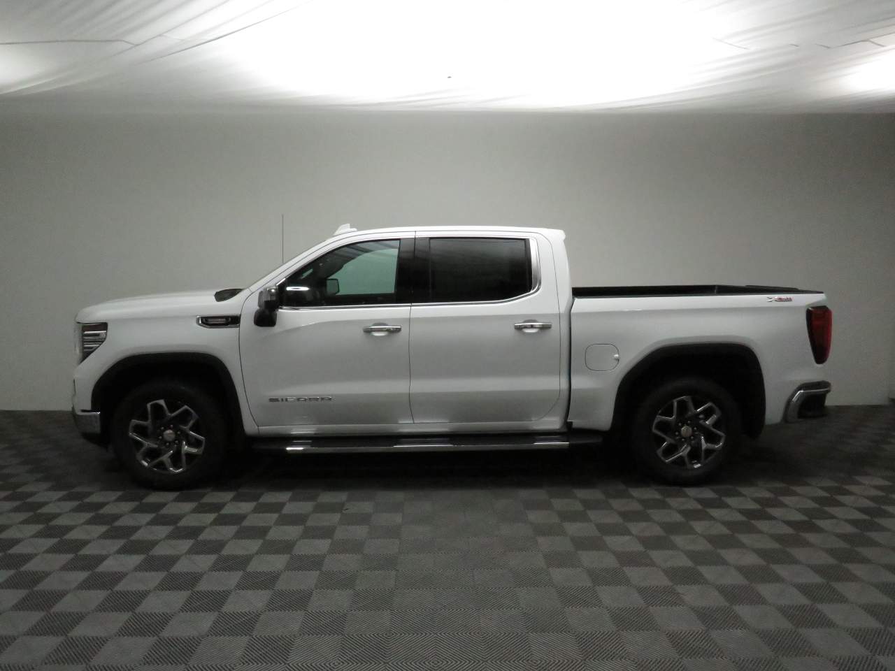 2025 GMC Sierra 1500 Crew Cab SLT 4WD