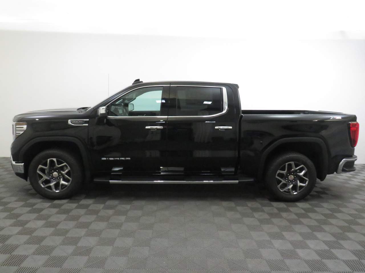 2025 GMC Sierra 1500 Crew Cab SLT 4WD