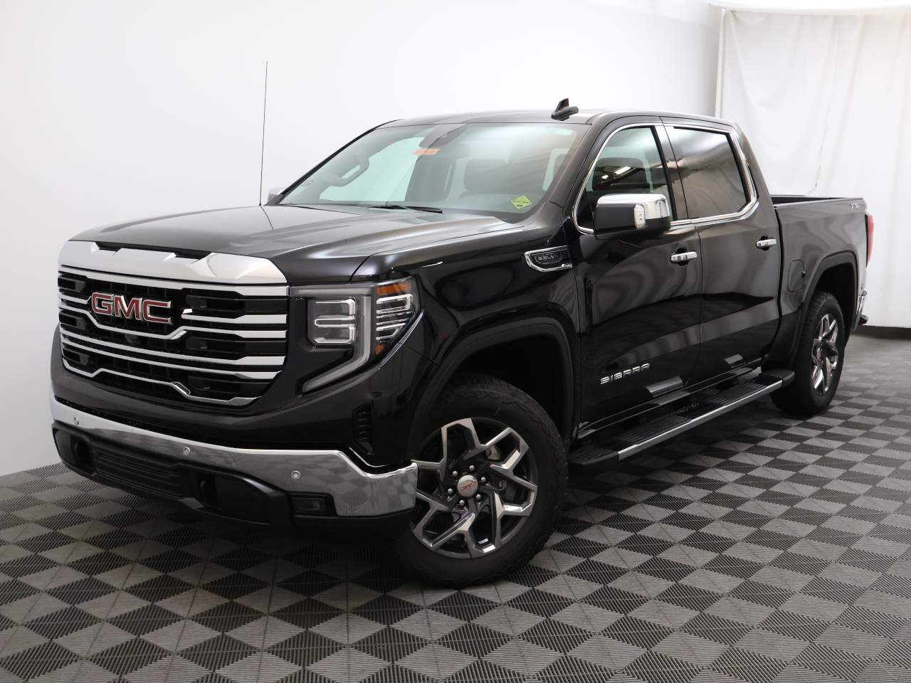 2025 GMC Sierra 1500 Crew Cab SLT 4WD