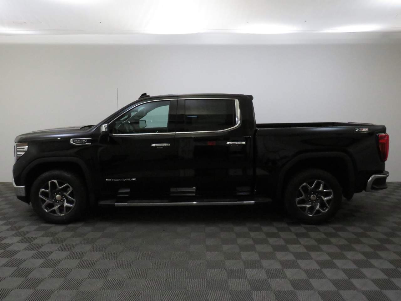 2025 GMC Sierra 1500 Crew Cab SLT 4WD