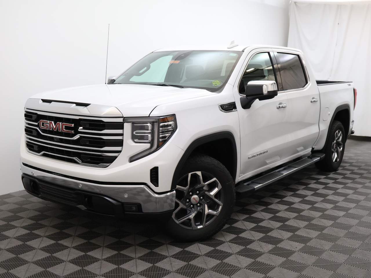 2025 GMC Sierra 1500 Crew Cab SLT 4WD