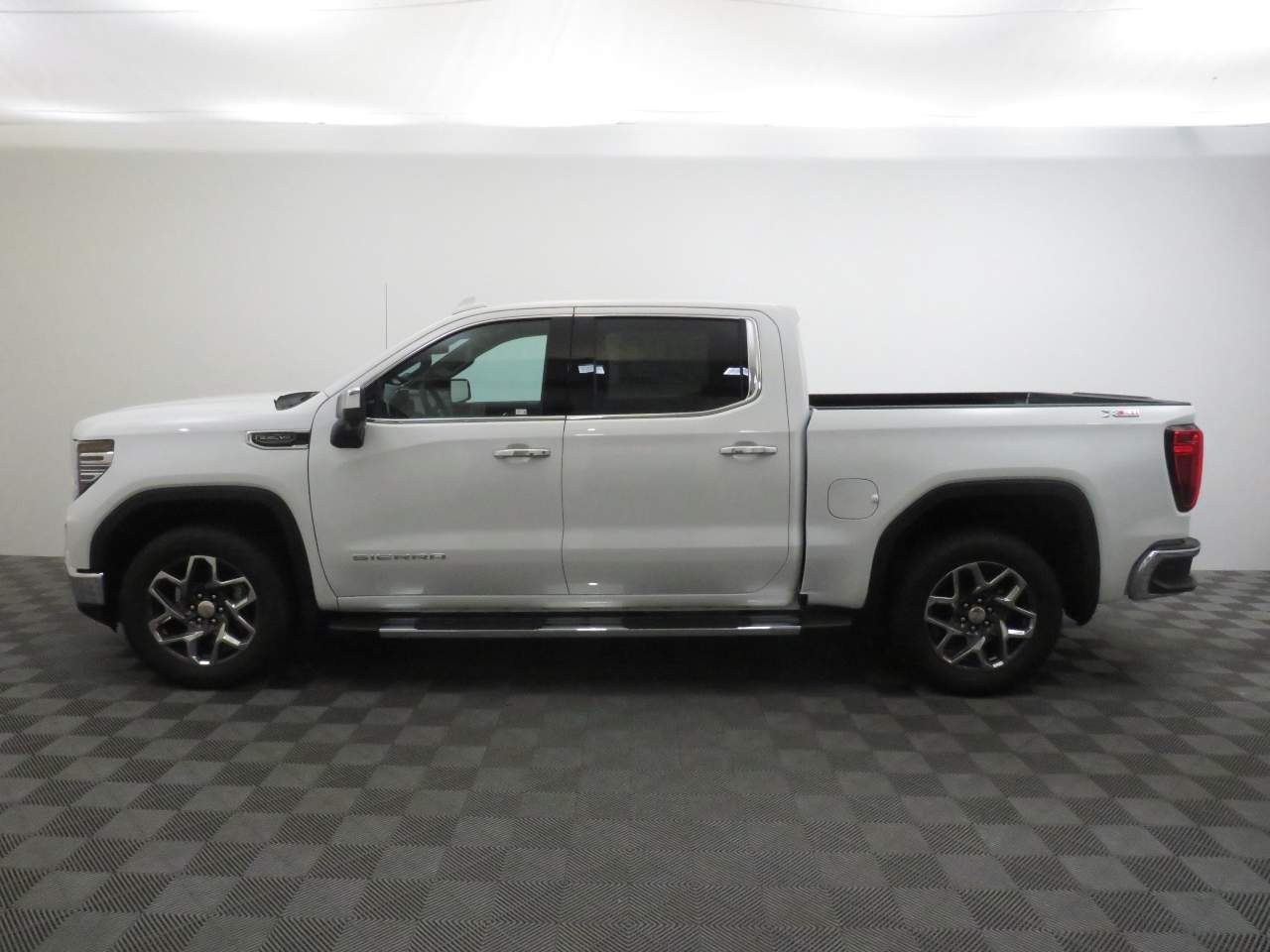 2025 GMC Sierra 1500 Crew Cab SLT 4WD