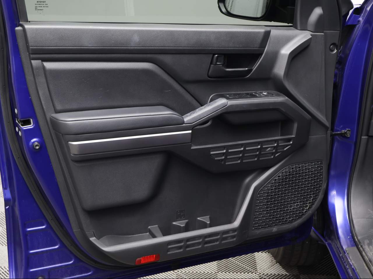 2025 Toyota Tacoma SR5 - Photo 7