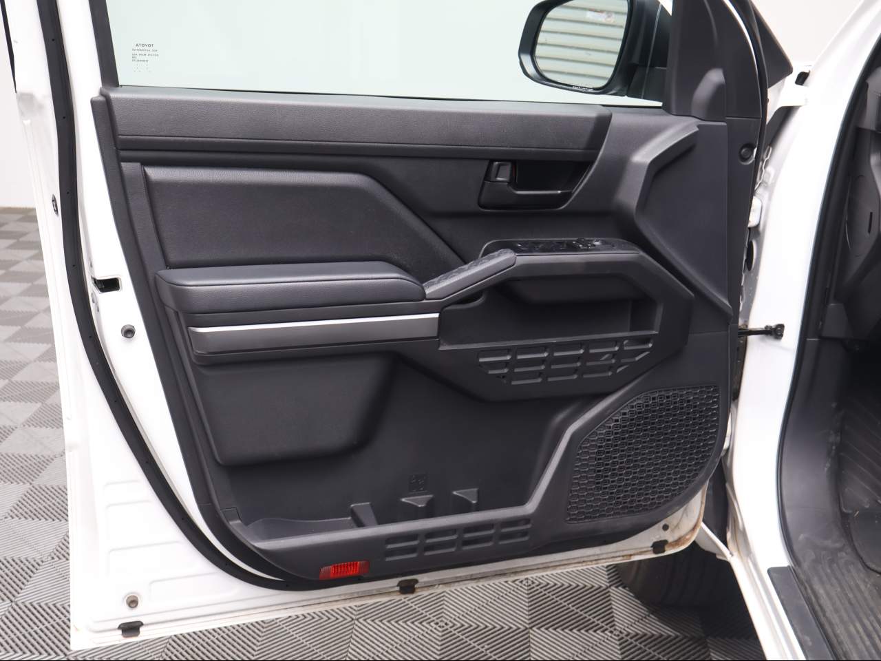 2025 Toyota Tacoma SR5 - Photo 7