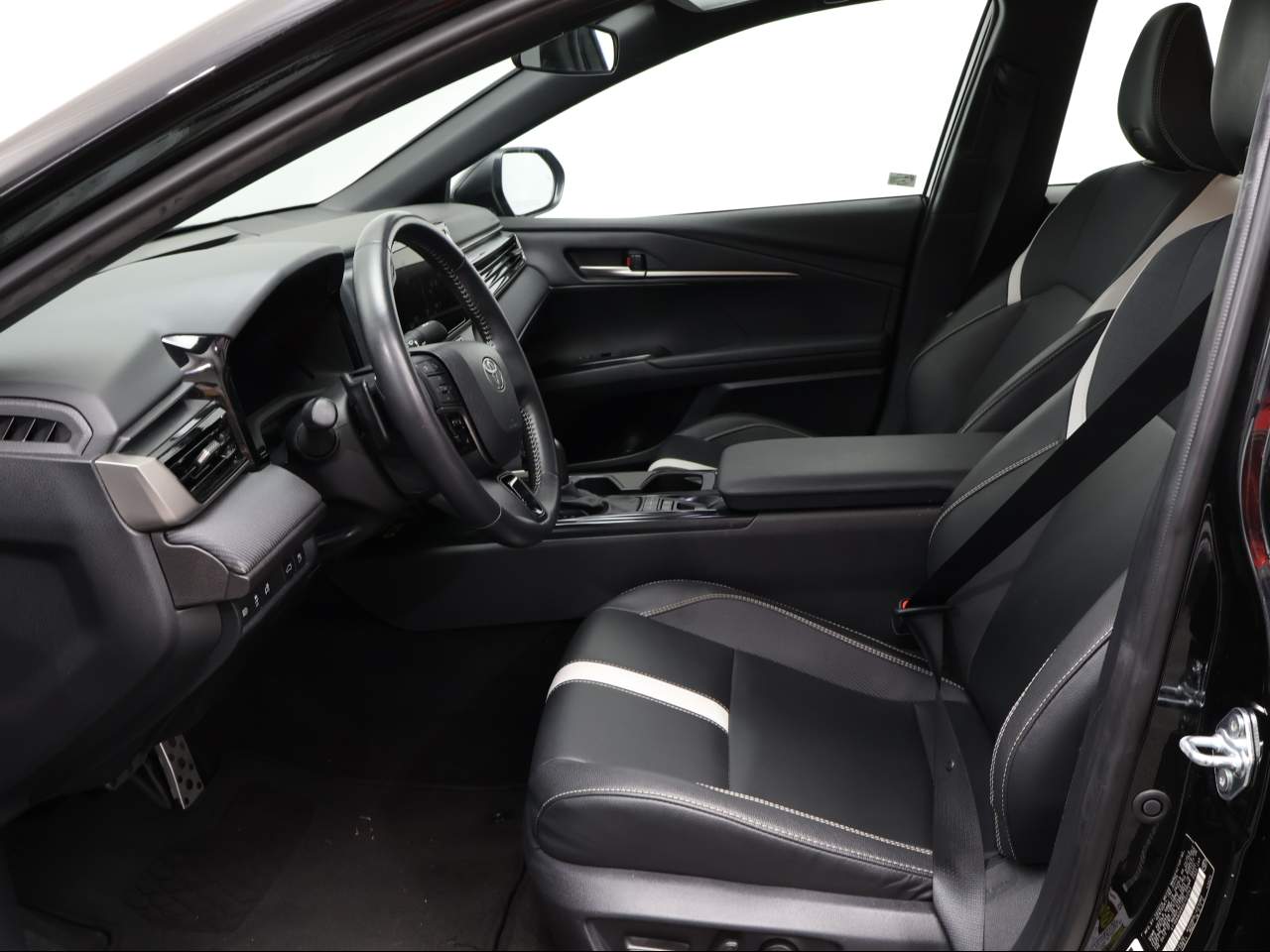 2025 Toyota Camry SE - Photo 8