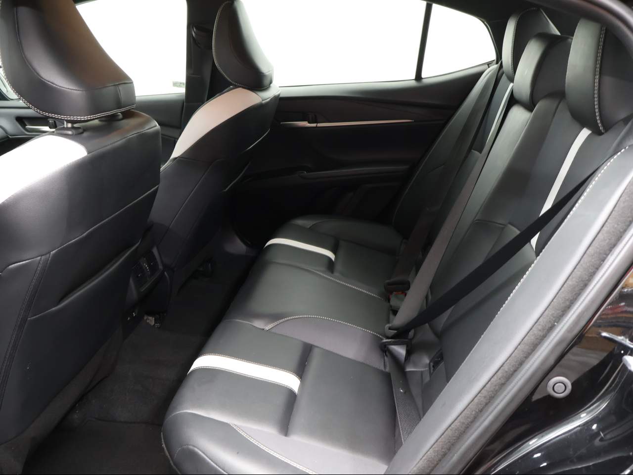 2025 Toyota Camry SE - Photo 9