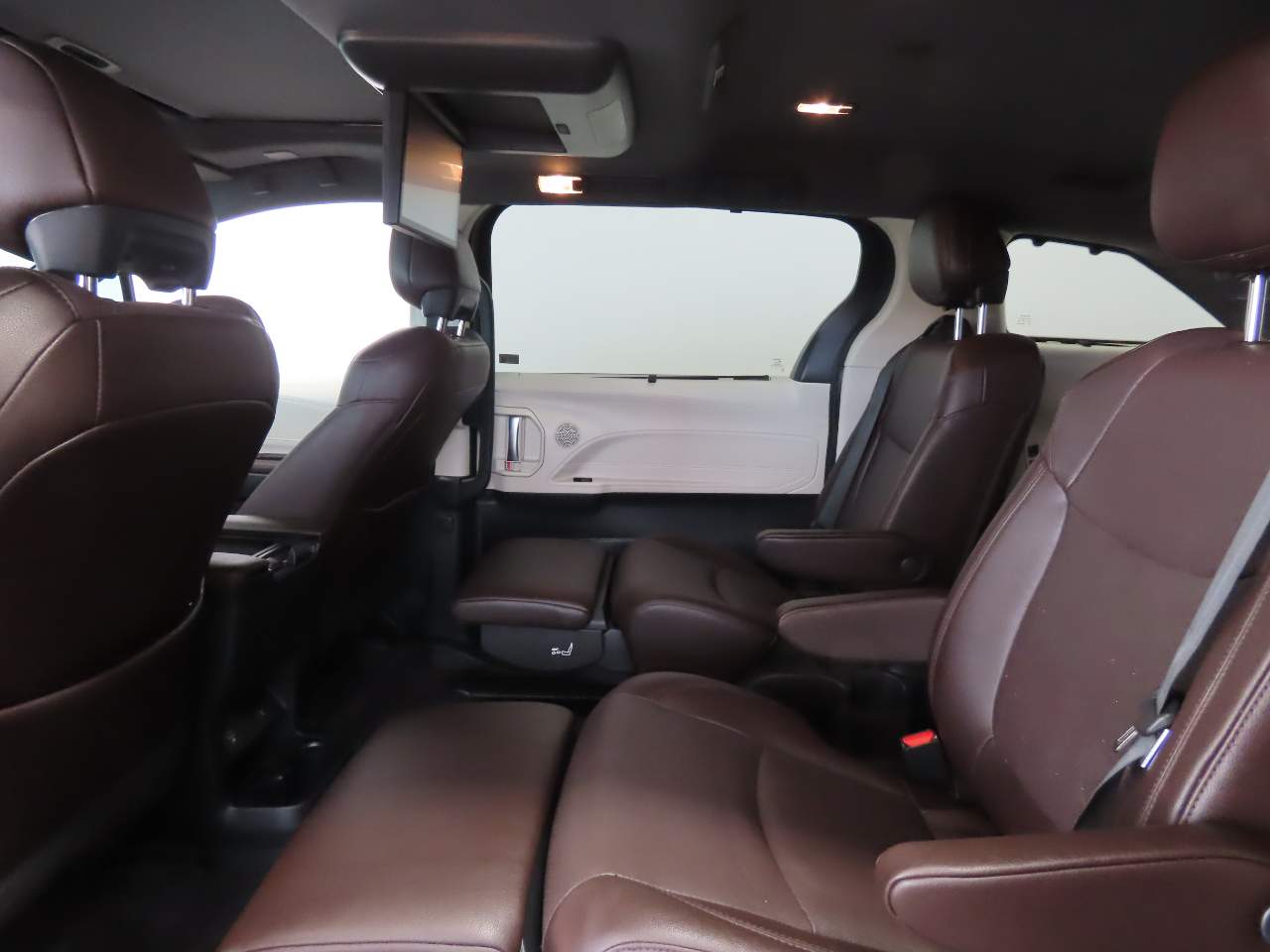 2023 Toyota Sienna Platinum - Photo 18