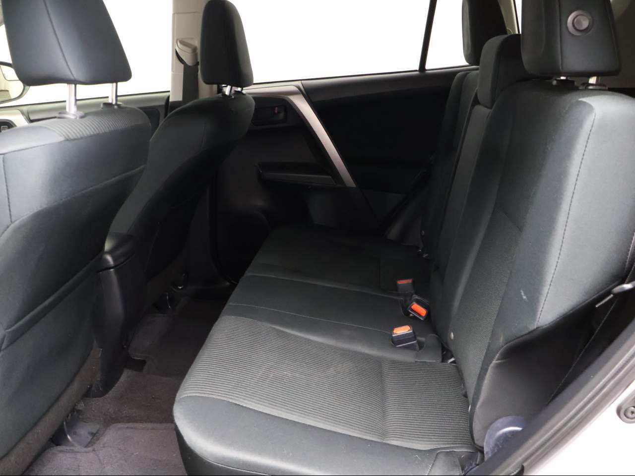 2018 Toyota RAV4 LE - Photo 9
