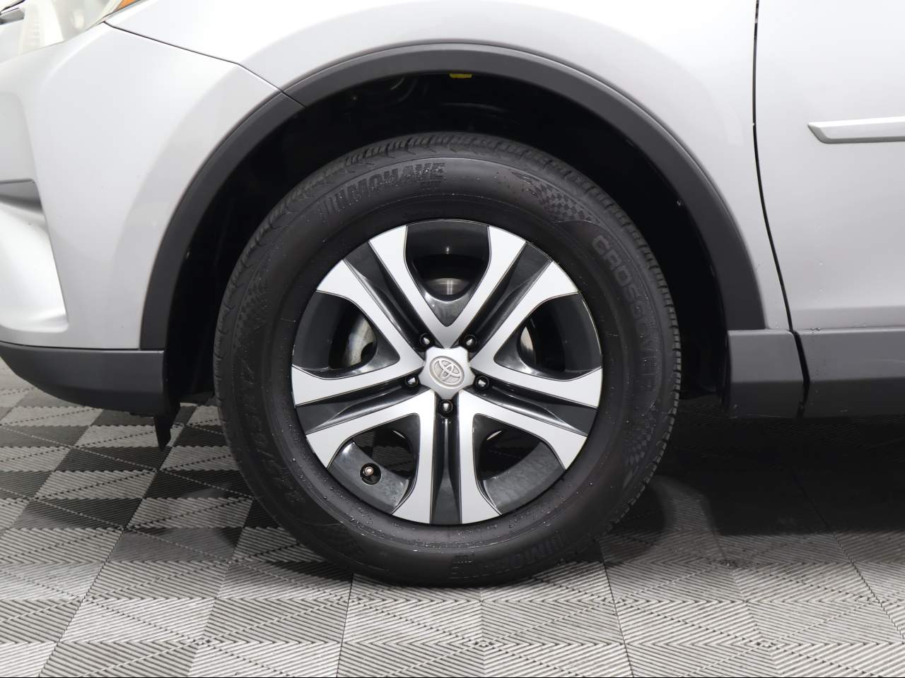 2018 Toyota RAV4 LE - Photo 6