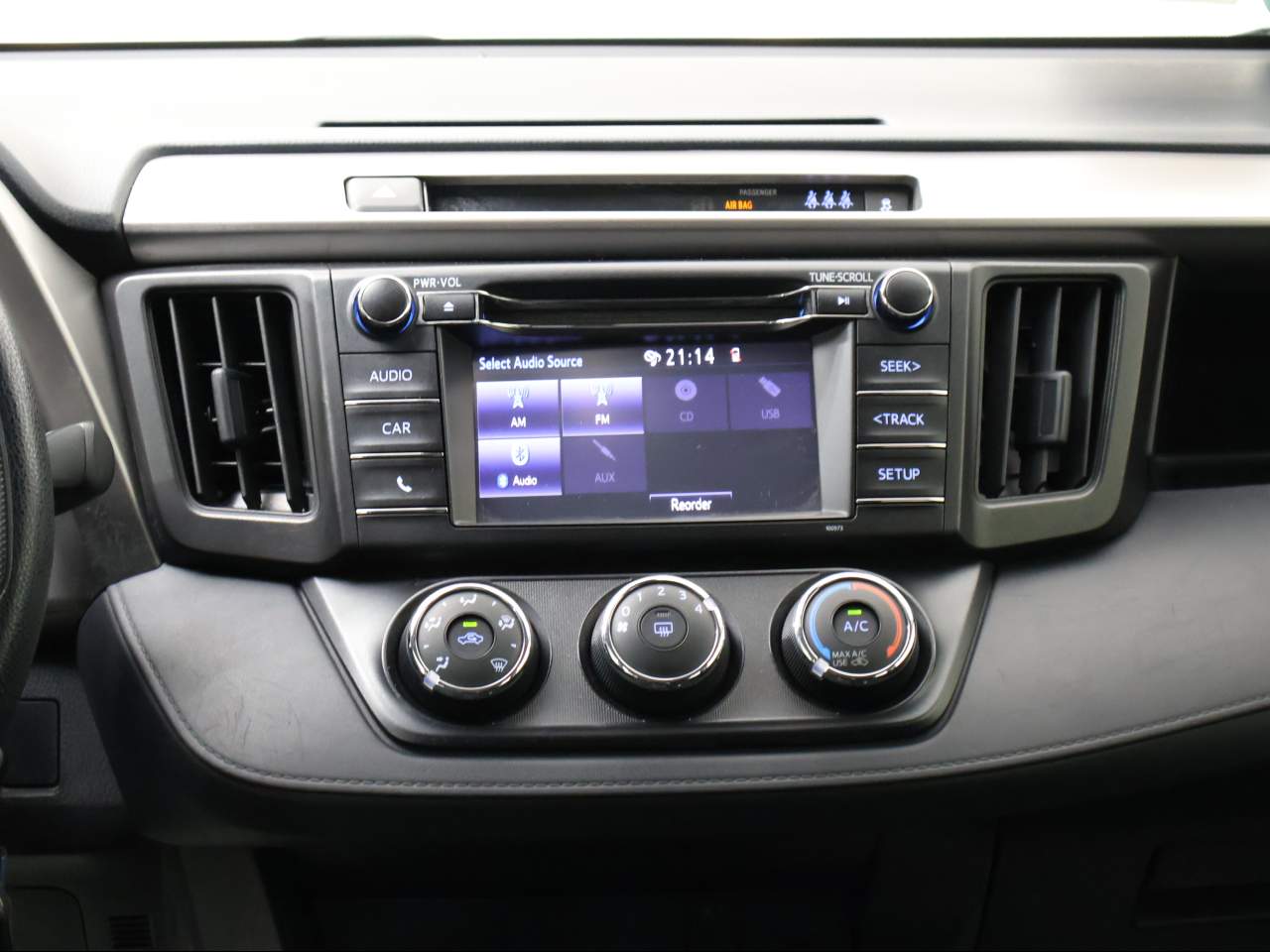 2018 Toyota RAV4 LE - Photo 13