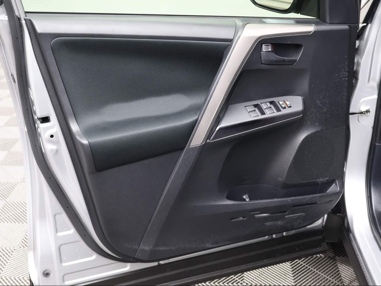 2018 Toyota RAV4 LE - Photo 7