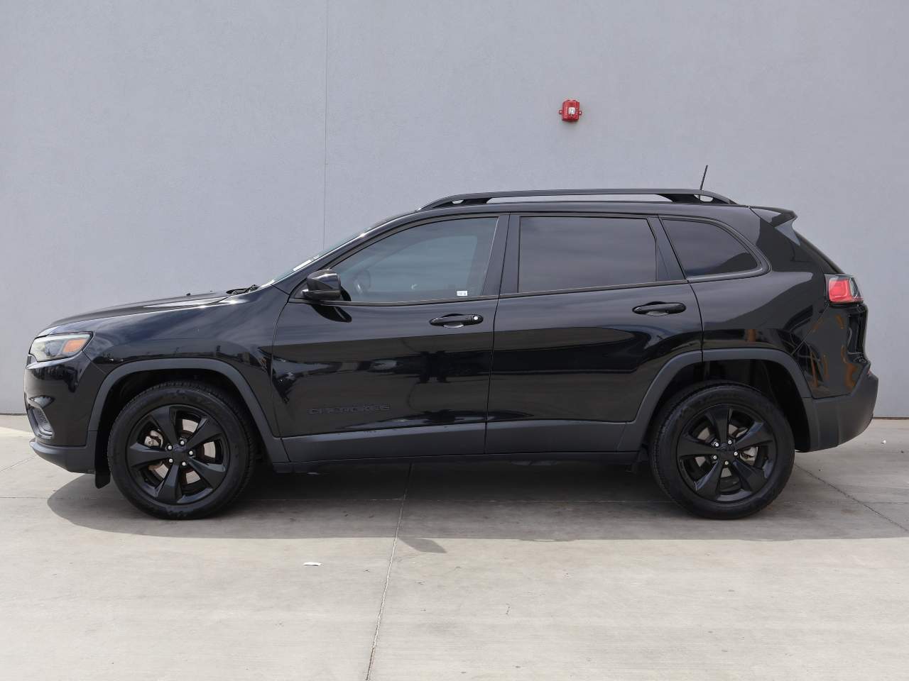 Used 2019 Jeep Cherokee Altitude with VIN 1C4PJLLB4KD466763 for sale in Yuma, AZ