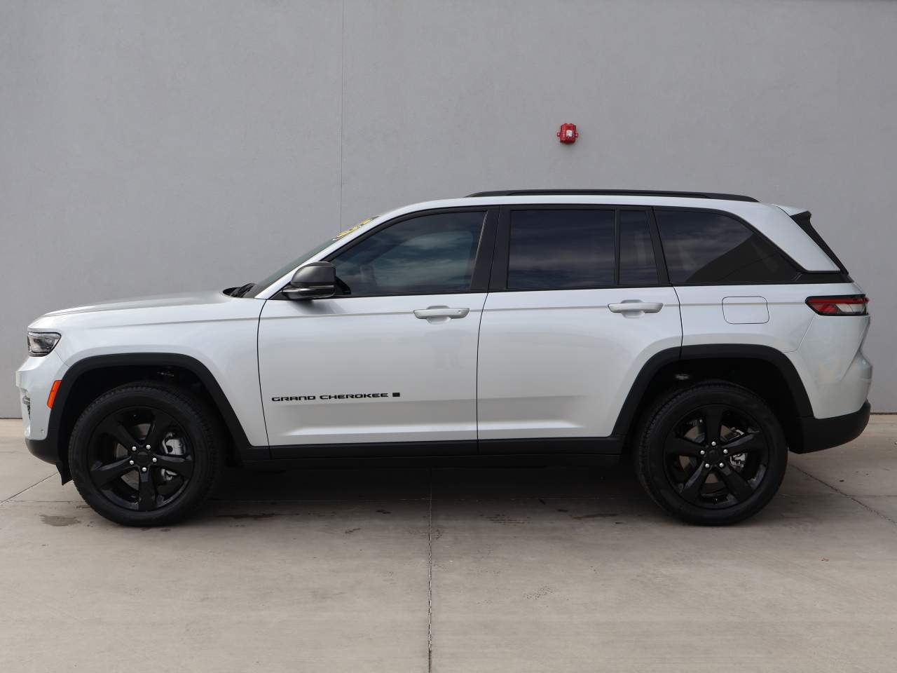 2025 Jeep Grand Cherokee Limited photo 2