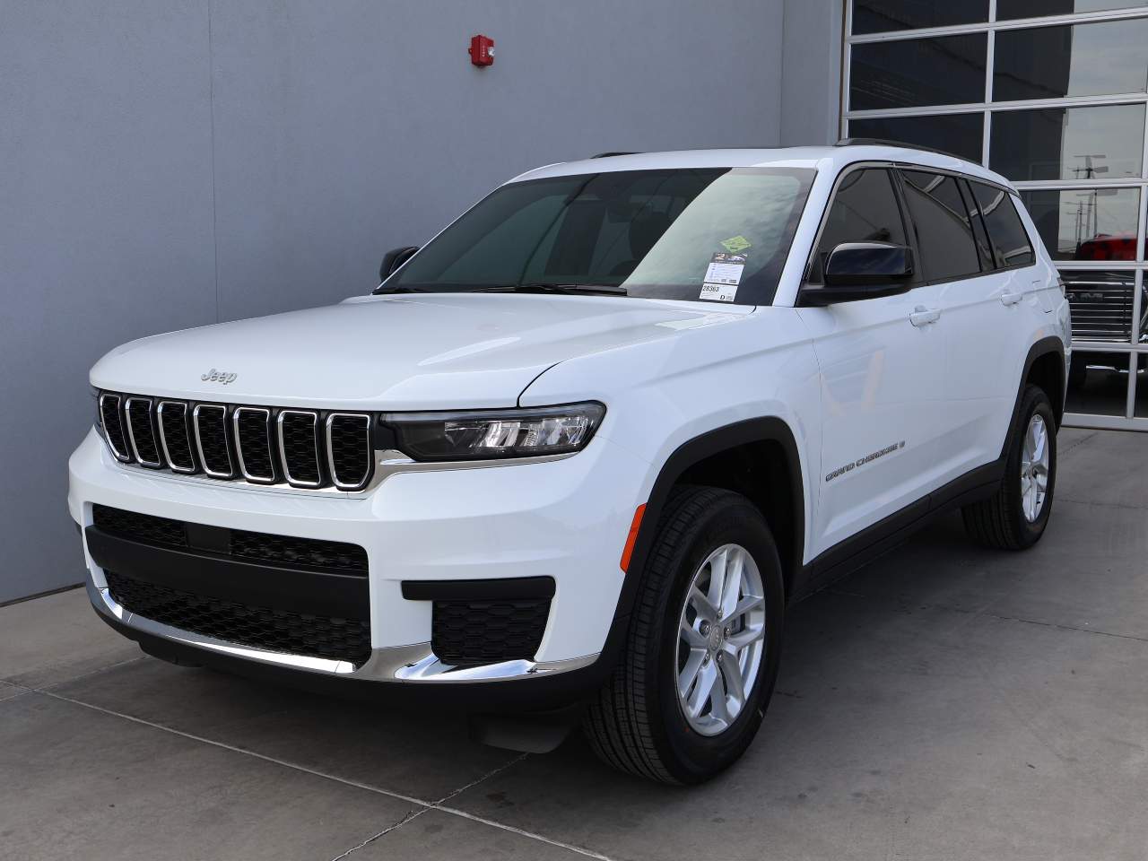 2025 Jeep Grand Cherokee L Laredo's photo