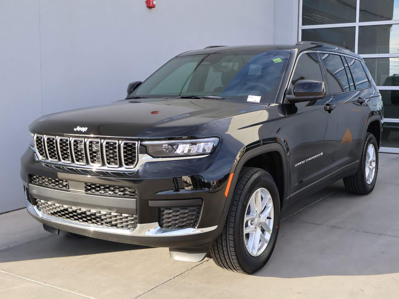 2025 Jeep Grand Cherokee L Laredo's photo