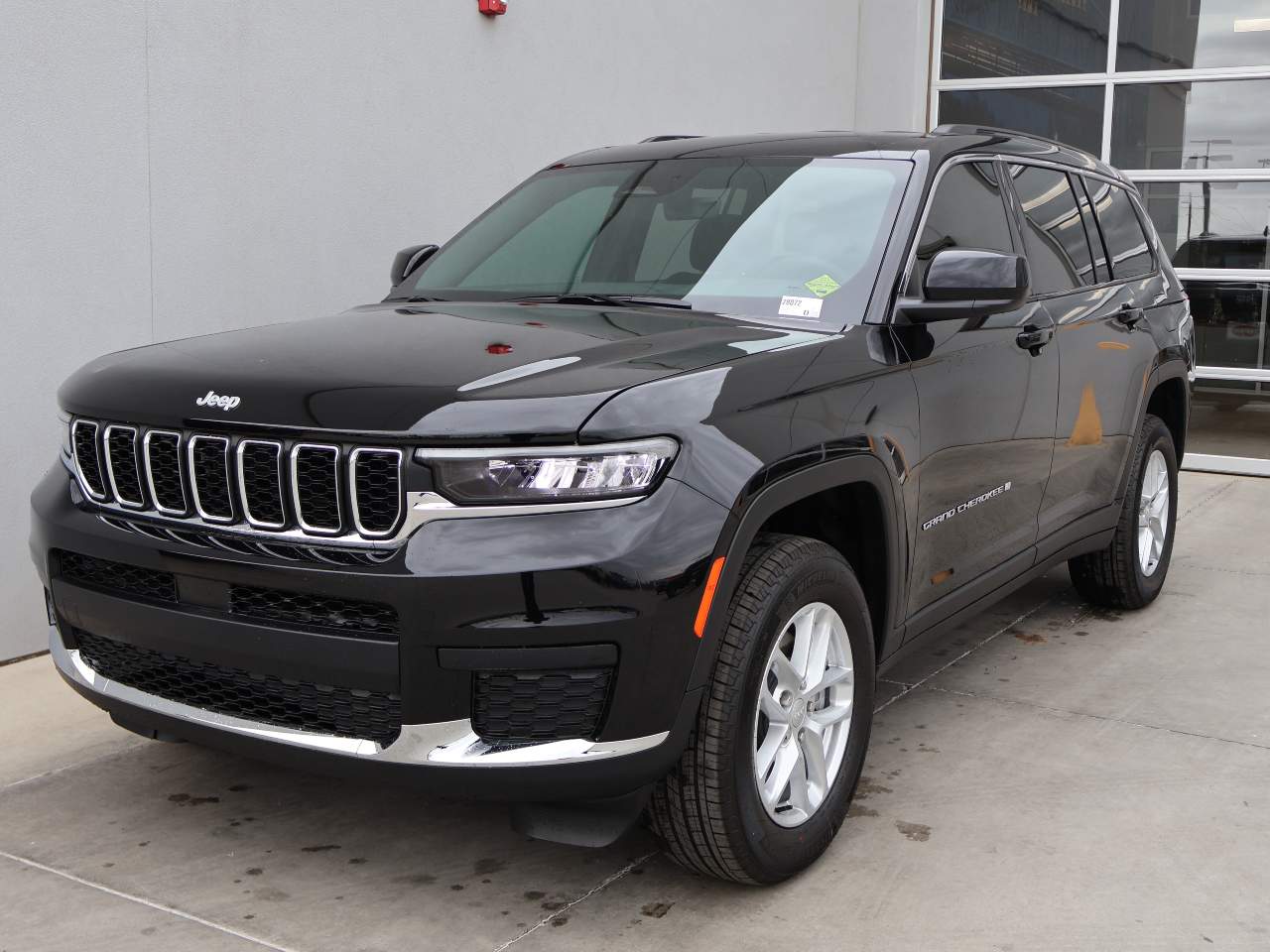 2025 Jeep Grand Cherokee L Laredo's photo
