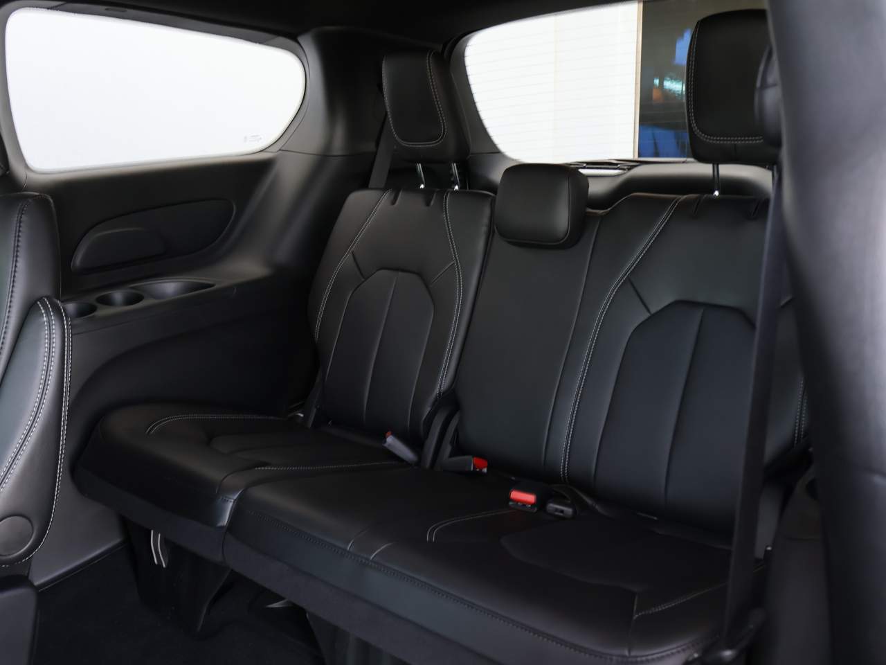 2026 Chrysler Pacifica Select - Photo 11