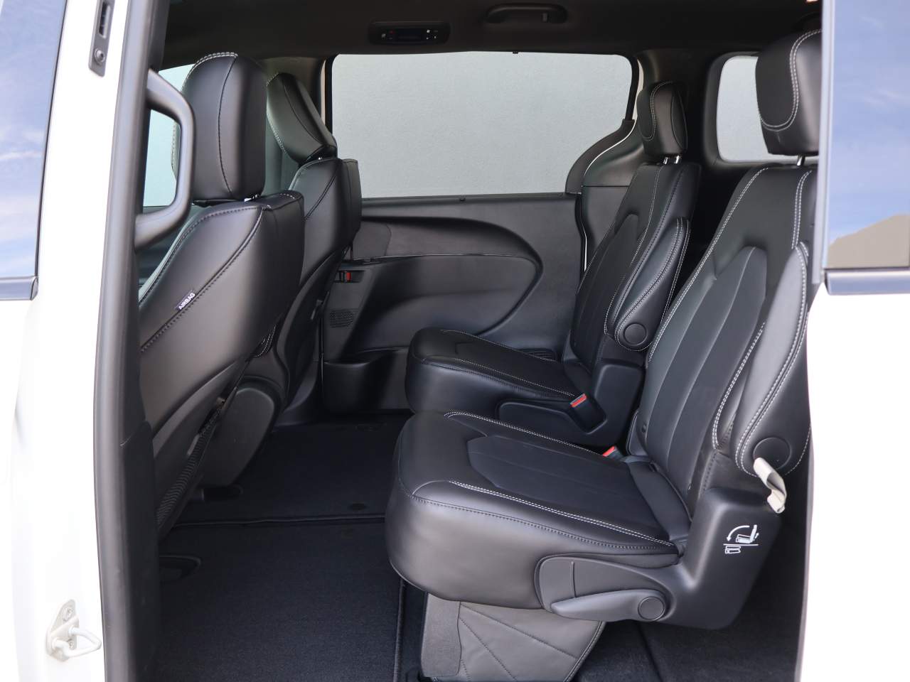 2026 Chrysler Pacifica Select - Photo 10