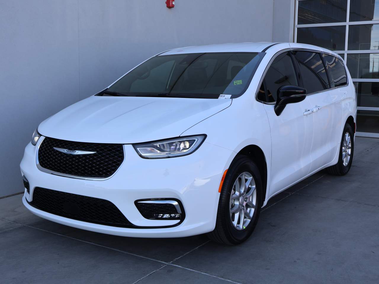 2026 Chrysler Pacifica Select's photo