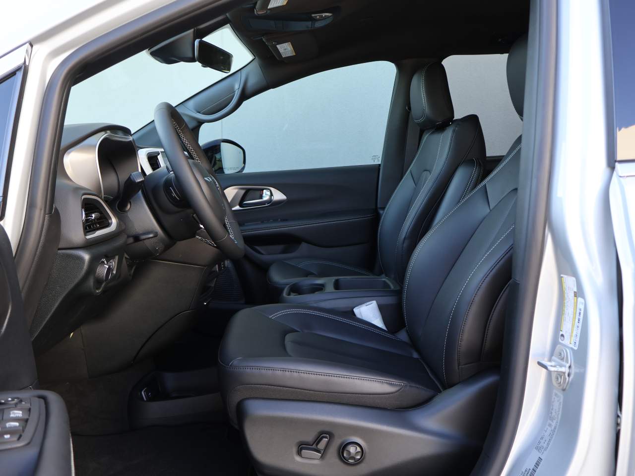 2026 Chrysler Voyager LX - Photo 8
