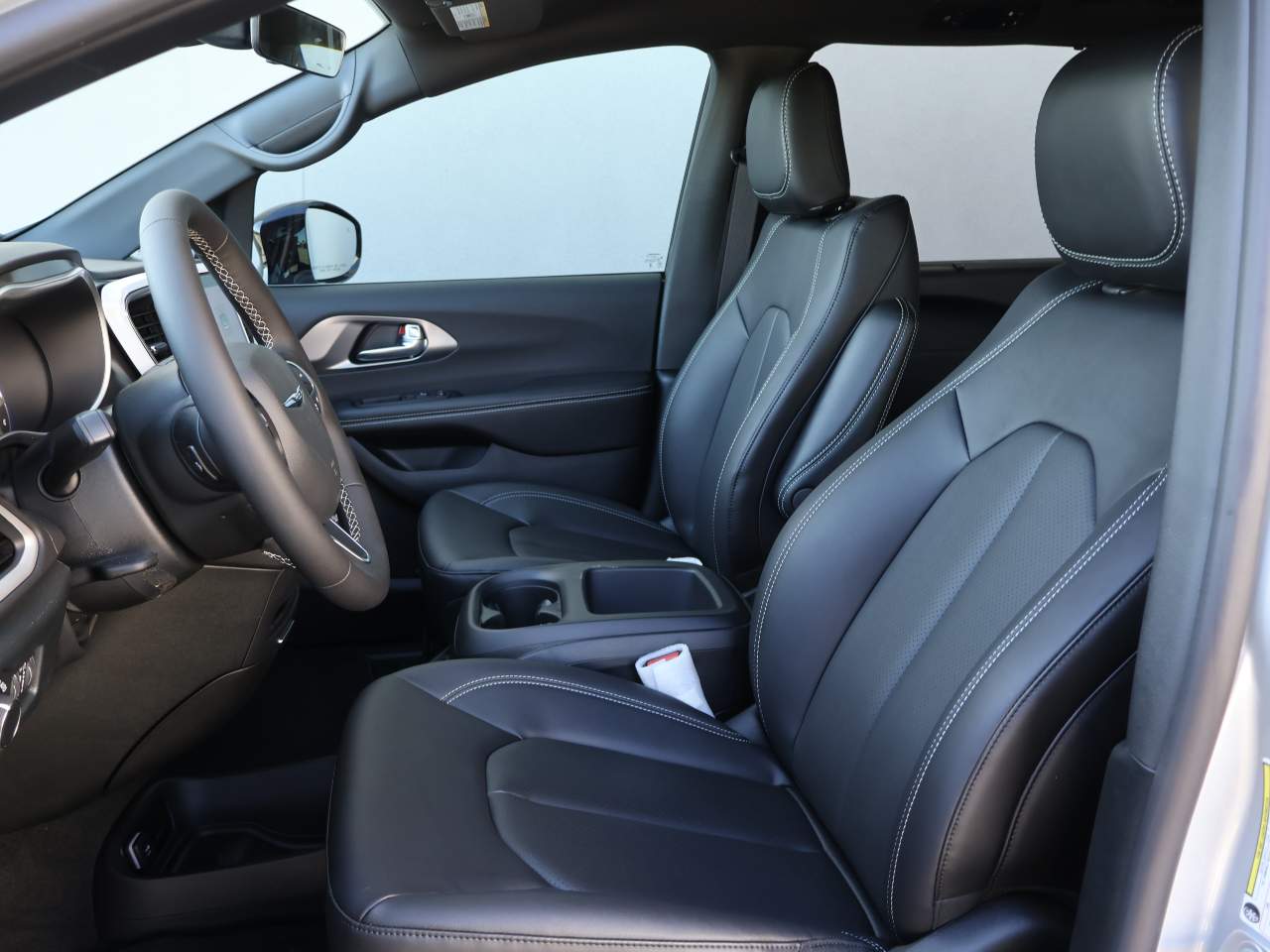 2026 Chrysler Voyager LX - Photo 9