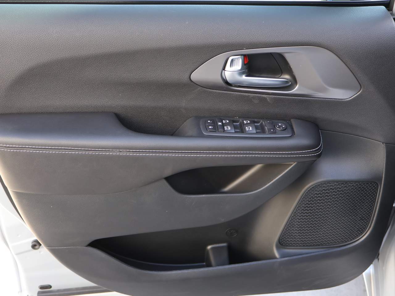 2026 Chrysler Voyager LX - Photo 7