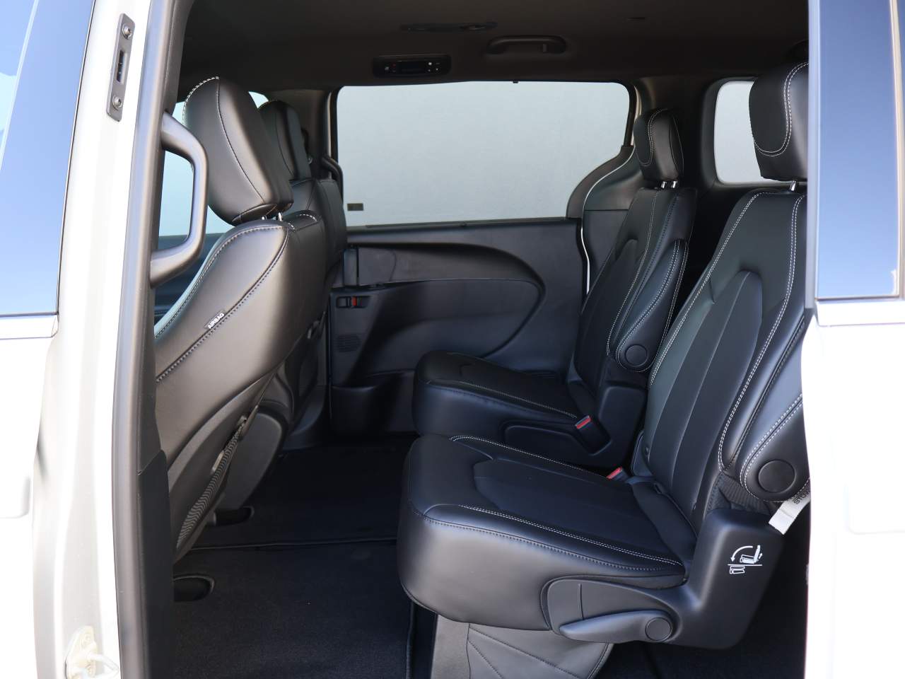 2026 Chrysler Voyager LX - Photo 10